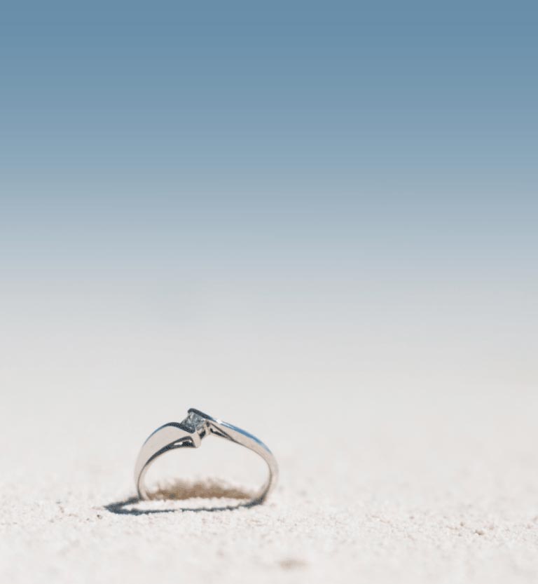 engagement-ring-on-sand. Proposals at Bawah